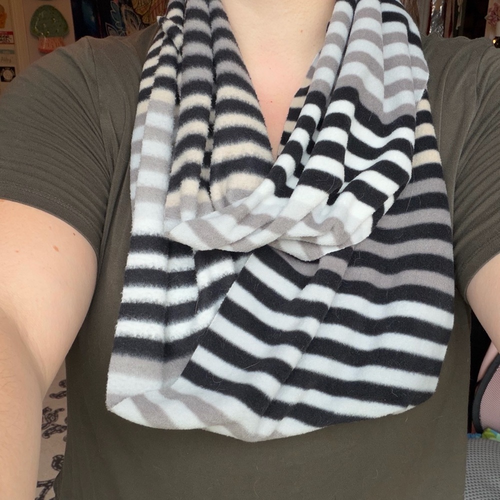Assorted Scarves Collection - Picture 4 of 7